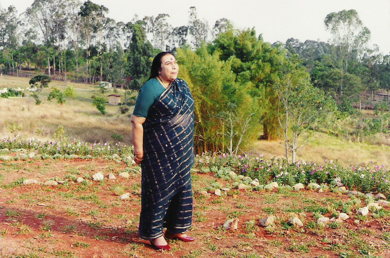 1995-0825-Arrival-House-of-Angela-Cavalcante-married-with-the-Chief-of-the-Police-of-Brasilia-Brasilia-Brazil-01-in-the-garden-DCB-XL