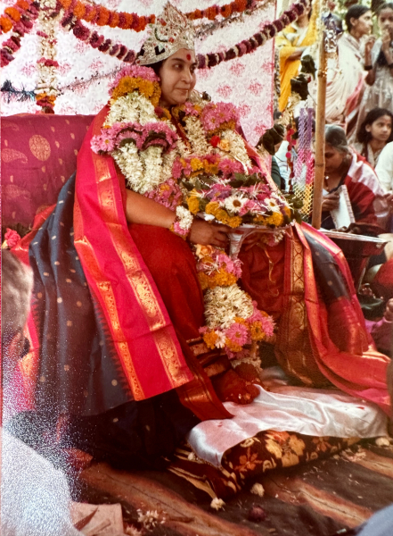 1982-1226-Christmas-Puja-Pune-Maharashtra-India-12-Detail-Photo-credit-John-Watkinson-D