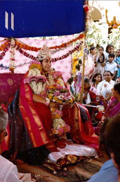 1982-1226-Christmas-Puja-Pune-Maharashtra-India-12-Photo-credit-John-Watkinson-D