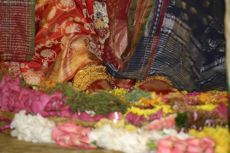 2003-1225-Christmas-Puja-EnglishHindiMarathi-Gaṇapatipuḷe-Maharashtra-India-02-L