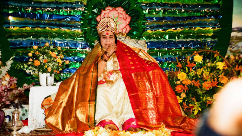 1994-0724-Guru-Puja-Campus-Cabella-Ligure-Italy-Michael-Markl_027-D-Custom