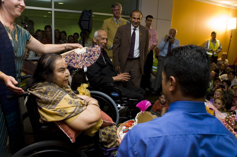 Shri-Mataji-Makar-Sankranti-Syd-Airport-2006-01-14-Arrival-063