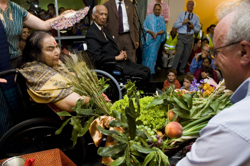 Shri-Mataji-Makar-Sankranti-Syd-Airport-2006-01-14-Arrival-066