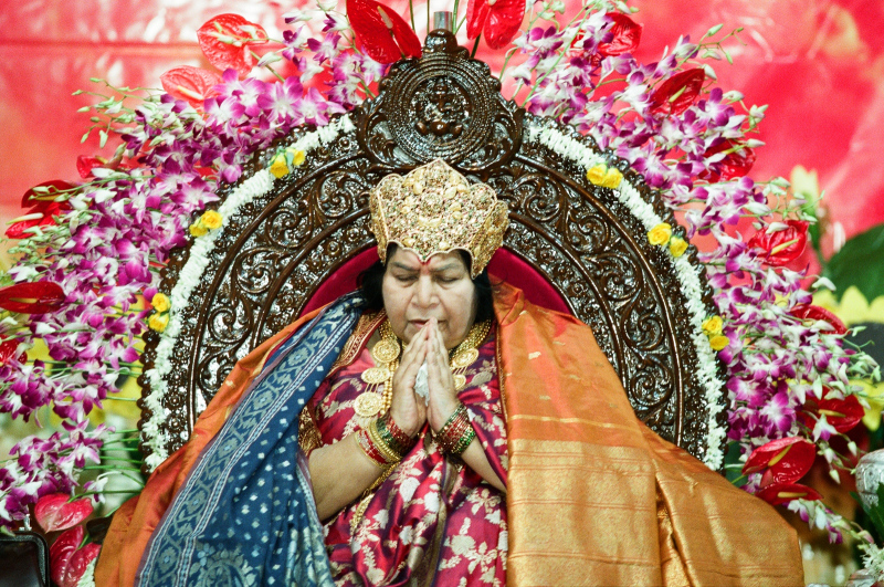 Shri-Mataji-2002-1231-New-Years-Eve-Puja-Shri-P.K.-Salve-Kala-Pratiṣhṭhan-1-