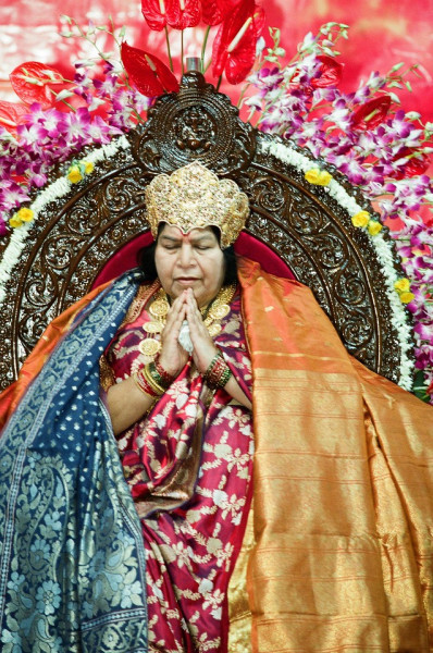 Shri-Mataji-2002-1231-New-Years-Eve-Puja-Shri-P.K.-Salve-Kala-Pratiṣhṭhan-3