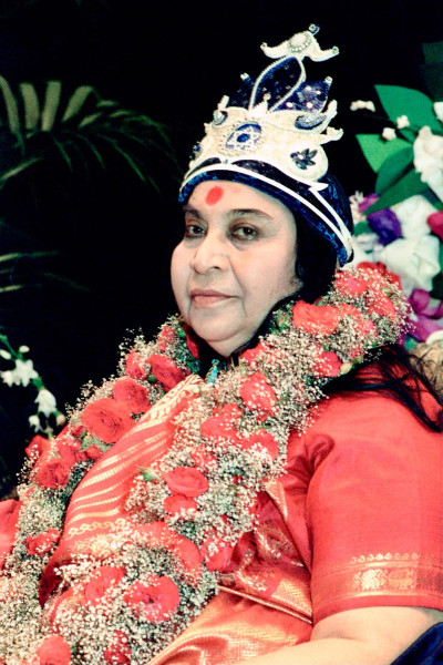 Shri-Mataji-1989-0719-Param-Chaitanya-Puja-Germany-02