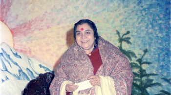 HH-Shri-Mataji-Nirmala-Devi-Sahasrara-Puja-Thredbo-Australia-May-1987-08-cropped