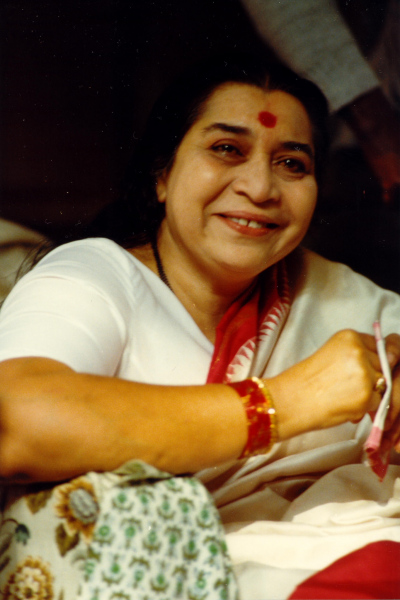 Shri-Mataji-Day-before-Guru-Puja-Lodge-Hill-Centre-UK-23-07-1983-02