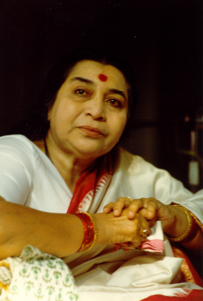 Shri-Mataji-Day-before-Guru-Puja-Lodge-Hill-Centre-UK-23-07-1983-03