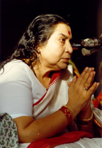 Shri-Mataji-Day-before-Guru-Puja-Lodge-Hill-Centre-UK-23-07-1983-04