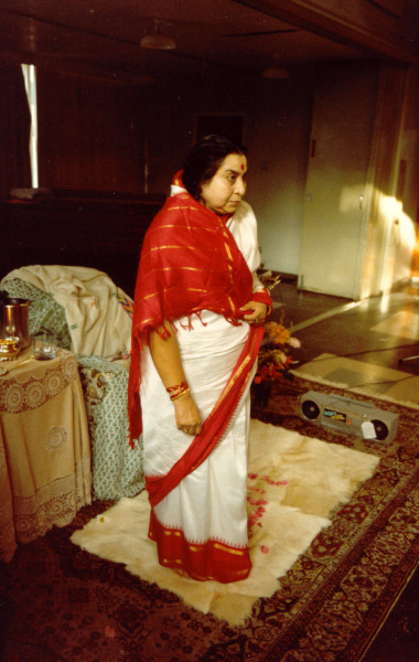 Shri-Mataji-Day-before-Guru-Puja-Lodge-Hill-Centre-UK-23-07-1983-05