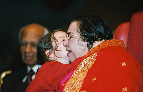 HH-Shri-Mataji-Nirmala-Devi-015-child-kiss-4386_06