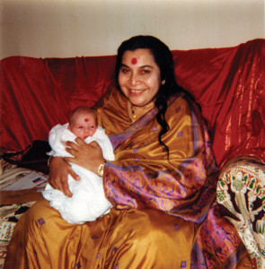 HH Shri Mataji Nirmala Devi - SMND & Wm Pottinger May 1981 Darwin